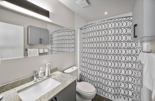 Beltline Apartment | "The Fossil," King Bed, Underground Parking, Downtown views, Walk to Saddledome