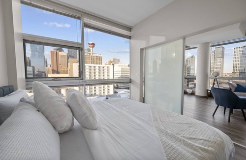 Beltline Apartment | "The Fossil," King Bed, Underground Parking, Downtown views, Walk to Saddledome
