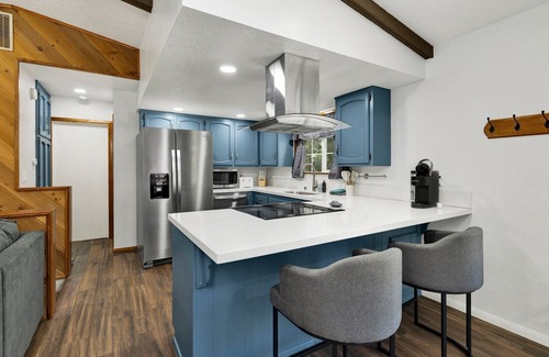 Whispering Forest Cabin | The Fox Den Big Bear ~ Modern Mountain View Retreat w/Hot Tub