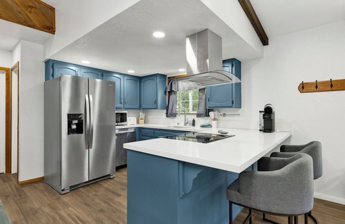 Whispering Forest Cabin | The Fox Den Big Bear ~ Modern Mountain View Retreat w/Hot Tub