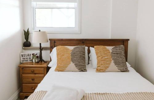 Novar House | The Fox Lakefront Cottage with PrivateBeach and Sauna