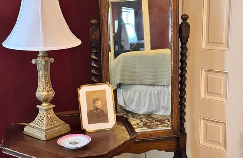Guthrie Bed & Breakfast | The Franklin Room at The Judge's Chambers