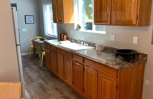 South Hills Cottage | The Friendly Cottage quiet and close to everything
