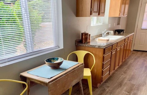 South Hills Cottage | The Friendly Cottage quiet and close to everything