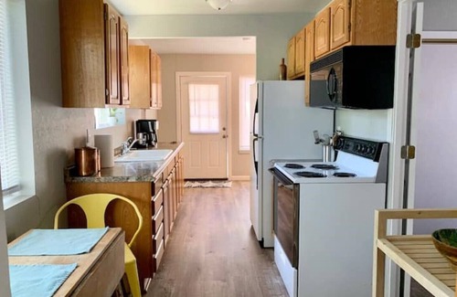 South Hills Cottage | The Friendly Cottage quiet and close to everything