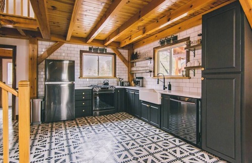 Frontenac Cabin | The Frontenac: A Lakeside Cabin Retreat with Sauna