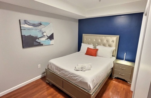 Chinatown Apartment | The Funky 2bd Apartment next to the convention center and reading terminal.