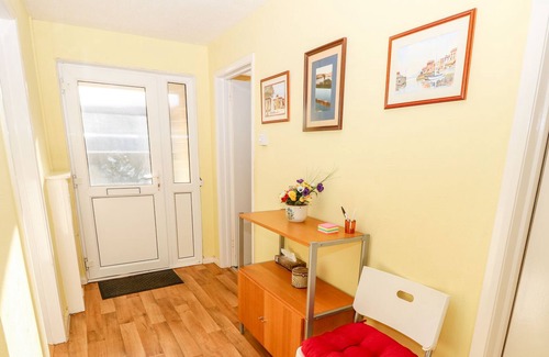Brading Cottage | THE FURLONGS, family friendly, with a garden in Brading