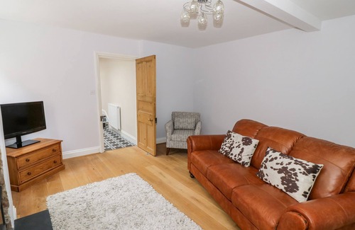 Warwick Town Centre Cottage | THE GABLES, family friendly, character holiday cottage in Warwick