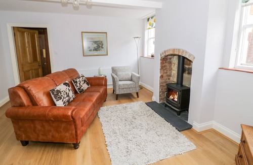 Warwick Town Centre Cottage | THE GABLES, family friendly, character holiday cottage in Warwick