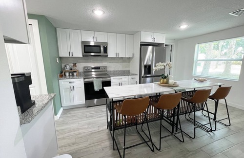 Tavares House | The Gallery - Romantic Art Themed Mount Dora Home 5 Min from Downtown!