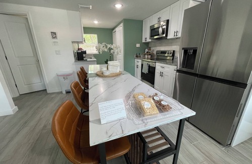 Tavares House | The Gallery - Romantic Art Themed Mount Dora Home 5 Min from Downtown!
