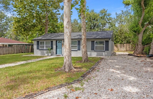 Tavares House | The Gallery - Romantic Art Themed Mount Dora Home 5 Min from Downtown!