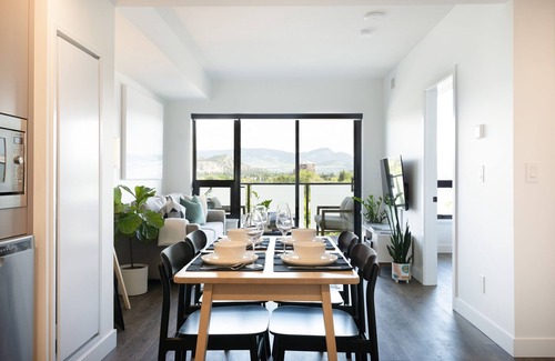 Downtown Kelowna Condo | The Garden Oasis Downtown Kelowna Condo w Pkg and AC