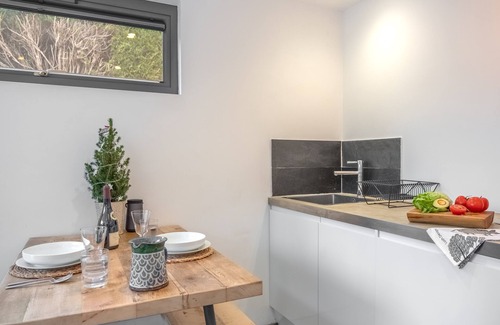 Plumpton Green Apartment | The Garden Room is the perfect romantic retreat for couples seeking an escape