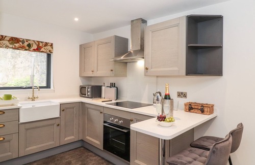 Hutton Cottage | THE GARDENER'S RETREAT, pet friendly, with hot tub in Penruddock