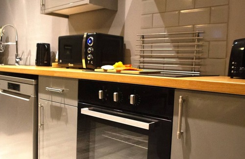 Birkenhead Apartment | The Gathering Liver House - Hot Tub - Near Liverpool