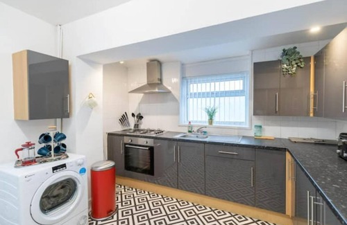 Grangetown House | The Gatsby - Beautiful Spacious Central House
