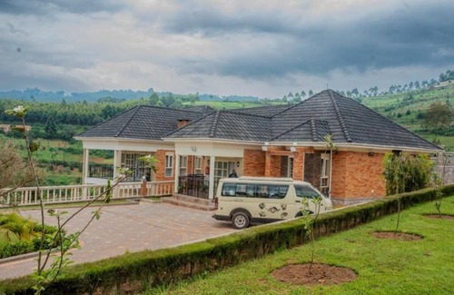 Kabale Bed & Breakfast | The Georges' Residence : King Room with Mountain Viewn