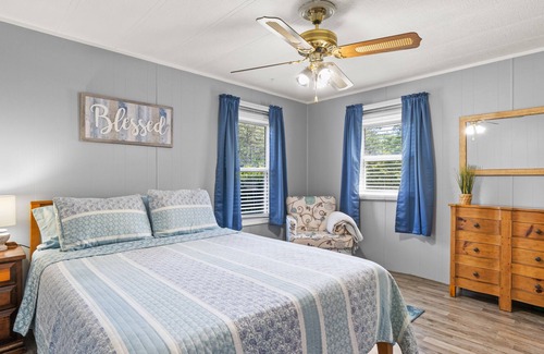 Eatonton House | The Getaway is a 3br/2bth home + Dock & Boat Ramp Access! Great Location!