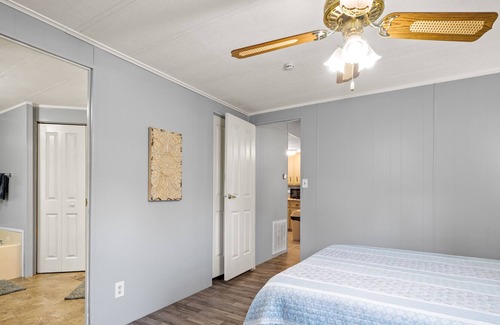 Eatonton House | The Getaway is a 3br/2bth home + Dock & Boat Ramp Access! Great Location!