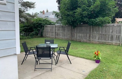 Niagara Falls Apartment | The Gianna One Bedroom UPPER, close to Falls & Casino!
