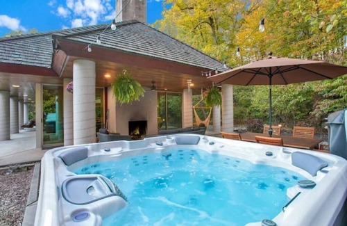 Mohnton House | The Glass Estate -Hot Tub, Theatre Room, & NEW Patio
