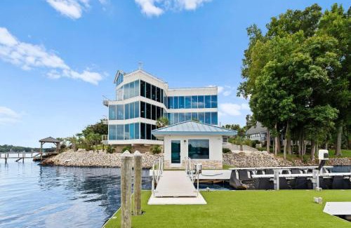 Terrell House | The Glass Mansion w/Optional Boat Rental