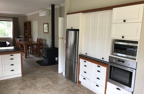 Pigeon Bay Cottage | The Glen House Situated in Pigeon Bay