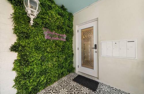 West Palm Beach Apartment | The Golden Alligator 2 - 3 beds 1 bath Palm Beach Regency style, near everything