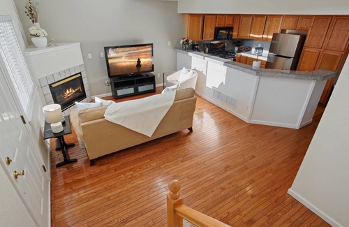 Golden House | The Golden Townhouse. Walk to downtown and trails. Pets Welcome