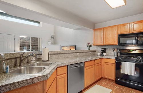 Golden House | The Golden Townhouse. Walk to downtown and trails. Pets Welcome