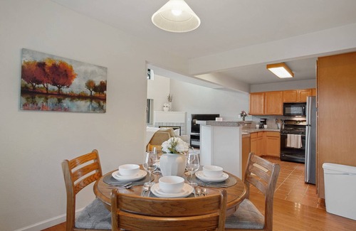 Golden House | The Golden Townhouse. Walk to downtown and trails. Pets Welcome