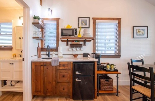 Elm Mott Ski Chalet | The Goldfinch Cabin (15 MIN to Magnolia & Baylor)