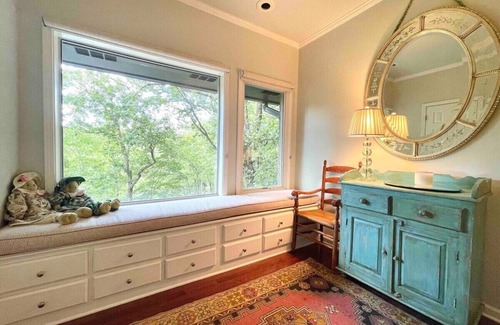 Oxford House | The Grace, Multi-family only 5 miles to Sq & campus!