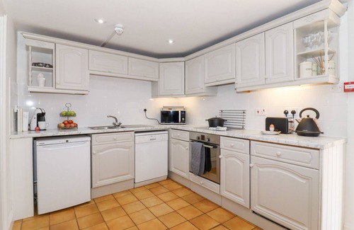 Bedford House | THE GRANARY, family friendly, with a garden in Roxhill Manor Farm