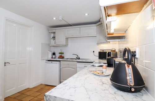 Bedford House | THE GRANARY, family friendly, with a garden in Roxhill Manor Farm