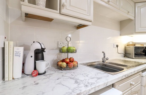Bedford House | THE GRANARY, family friendly, with a garden in Roxhill Manor Farm