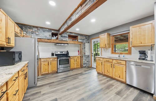 Mount Juliet Cabin | The Great Cabin w/Scenic WaterView, sleeps 8-12 near Nashville, Events Welcome!