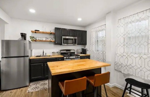 Washington Apartment | The Green Door - Cozy Stay by the Square Pubs & Cafe