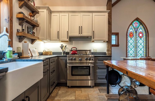 Londonderry House | The Green Mountain Chapel/Old Church repositioned into 3 BR