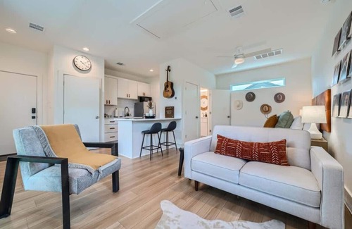 Georgetown House | The Green Room Studio-Walk to Square & River Trail