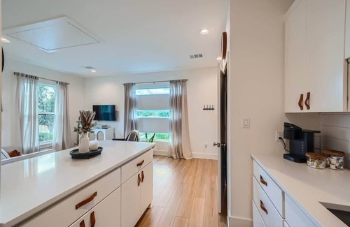 Georgetown House | The Green Room Studio-Walk to Square & River Trail