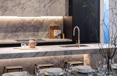 McCrae House | The Grey House | Luxe Entertainer with Heated Pool
