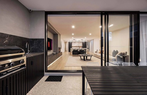 McCrae House | The Grey House | Luxe Entertainer with Heated Pool