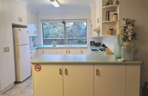Lake Albert Apartment | "The Gums" peaceful & private cottage close to amenities & beautiful Lake Albert