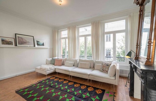 Sint-Andries House | The Handshake House by Shway
