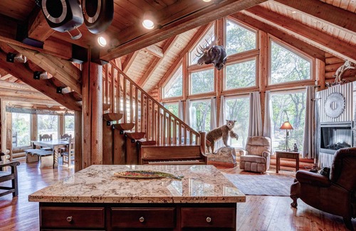 Shasta Lake Apartment | The Happy Bear Main House