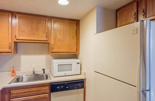 Fredericktown Cabin | The Harmony Suite is a private cabin suite at Heartland Country Resort