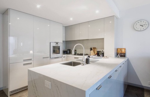 Docklands Apartment | The Haven at Victoria Harbour with Parking and Patio